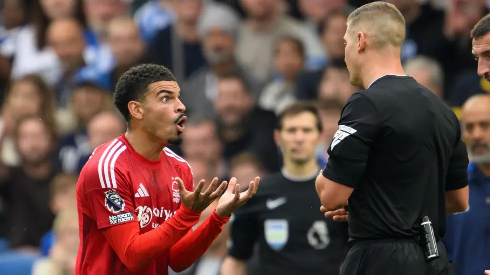 Gibbs-White, Nuno y Hurzeler cargaron sobre tarjetas rojas